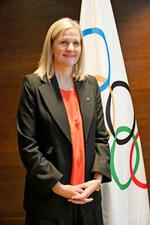 　ＩＯＣ会長選出から一夜明け、取材に応じたカースティ・コベントリー氏＝２１日、コスタナバリノ（共同）