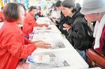 【大にぎわい】
海産物などの直売所は、お土産を見繕う来場者でにぎわっていた