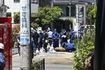 　東京都江戸川区の爆発事故で、現場検証する警視庁の捜査員ら＝２８日午後０時半ごろ