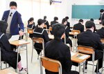 問題用紙の配布を待つ受検生＝１２日、新温泉町芦屋の浜坂高