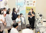 真剣な表情で研究員の説明に聞き入る生徒ら