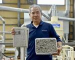 「デコスファイバー」（右）を持つデコスの社員＝２０２４年４月、埼玉県飯能市