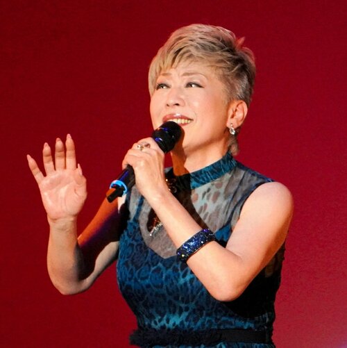 シャンソンを思わせるしシャレた歌いっぷりの西山ひとみ