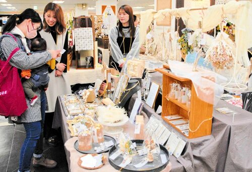 会場に並ぶハンドメードの作品
