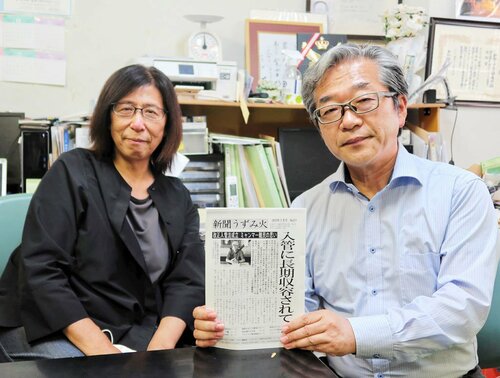 「新聞うずみ火」を手にする矢野さんと栗原さん＝大阪市北区の新聞うずみ火編集部