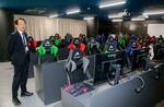 　ｅスポーツ部が活動する、大阪市立中之島小中一貫校のパソコン教室。左は楠井誠二校長＝３月、大阪市北区