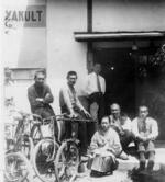 　創業当時の「代田保護菌研究所」と従業員ら＝１９３６年、福岡市