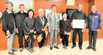 伊達市長（中央）に結果を報告したメンバーら