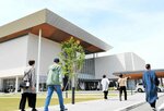 地域が求める経済波及効果の拡大に向け、県立美術館を訪れた団体観光客にいかに周遊してもらうかの議論が欠かせない＝４月２７日、倉吉市駄経寺町２丁目の県立美術館