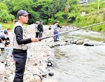 大物を狙い、さおを器用に操る参加者＝１８日、新温泉町岸田の岸田川