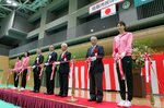 テープカットで開館を祝う大友さん（右）や深沢市長（中央）ら＝３日、鳥取市吉成３丁目の鳥取市民体育館エネトピアアリーナ