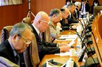賃上げや物流についての現状や課題を報告する出席者ら＝１０日、鳥取市尚徳町のとりぎん文化会館