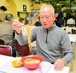 市役所の食堂で牛骨ラーメンを堪能する市民＝２０日、米子市役所