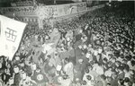 倉吉で最後に行われた大綱引き（１９６１年４月９日夜）。当時の新聞報道によると、綱引き会場（現在の倉吉銀座通り明治町交差点）に約８千人が集まり、身動きできないくらいの人だかりができた＝倉吉博物館提供