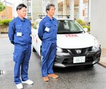 被災地支援のため石川県珠洲市に派遣された（右から）鶴田係長と田村主事＝２０日、新温泉町役場
