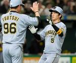 　３回、勝ち越し２ランを放ちコーチとタッチを交わす阪神・近本＝東京ドーム