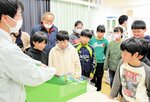 土砂災害の様子を模型で学ぶ児童ら