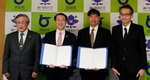 薬剤師の育成と確保のための連携協定を結んだ平井知事（左から２人目）と北川学長（同３人目）＝２６日、鳥取県庁