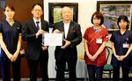 「プラチナくるみん」に認定された明和会医療福祉センターの渡辺理事長（中央）＝１７日、鳥取市東町３丁目