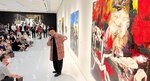 作品について解説する井田さん（中央）＝２２日、米子市美術館