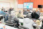武田一族の物語を熱心に聞く参加者ら