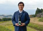 　日本酒「Ｓ風の森」を手にする油長酒造の山本長兵衛社長＝奈良県御所市