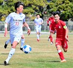 ガイナーレ―中国香港代表　ガイナーレは前半、ゴール前で長谷川（１１）がウォン（３）と競り合う＝チュウブＹＡＪＩＮスタジアム