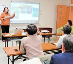 マレーシアを紹介する梁さん（左）