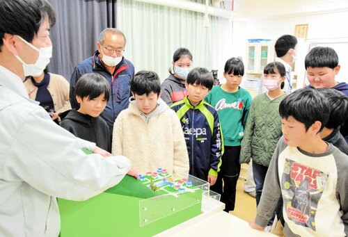 土砂災害の様子を模型で学ぶ児童ら