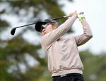 　第２日、２番でティーショットを放つ藤田さいき。通算６アンダーで首位＝茨城ＧＣ