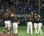 　中日に連勝し、タッチを交わし喜ぶ中山（左から３人目）ら巨人ナイン＝東京ドーム