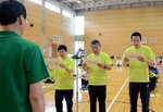 力強く宣誓する選手たち＝２８日、倉吉市の鳥取看護大・鳥取短期大シグナスホール