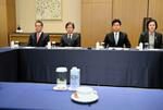 　自民党派閥裏金事件の実態解明に向け、旧安倍派会計責任者の松本淳一郎氏の聴取に臨む衆院予算委の安住委員長（奥左から２人目）ら。手前は松本氏の席＝２７日午前、東京都内のホテル（代表撮影）