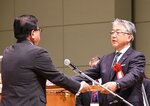 広田市長から称号記を受け取る広川社長（右）＝２９日、倉吉未来中心