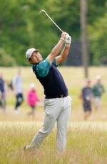 　第２ラウンド、４番でラフから第２打を放つ松山英樹。通算２アンダーで予選落ち＝ルネサンス・クラブ（共同）