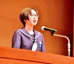 米子市中学校総合文化祭で発表する矢曳さん。本番に向けて練習を続けてきた＝８日、米子市公会堂
