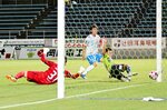 鳥取―ＹＳ横浜　ガイナーレは前半追加タイムに普光院がゴール前に滑り込んで先制ゴールを挙げる＝Ａｘｉｓバードスタジアム