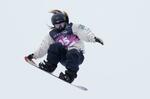 　女子スロープスタイル決勝　ジャンプする岩渕麗楽＝サンモリッツ（共同）