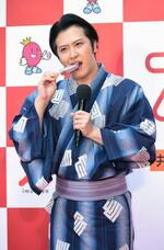 　あずきバーをかじる尾上松也＝２８日、東京都中央区