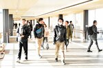 がいなロードを視察する参加者＝２４日、ＪＲ米子駅のがいなロード