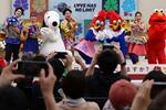 　大阪ヘルスケアパビリオンで開かれたイベントで、ダンスを披露するＵＳＪのキャラクターら＝３０日午後、大阪市此花区の夢洲