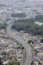 　お盆の帰省ラッシュで渋滞する中央自動車道の下り線＝２０２３年８月、東京都八王子市