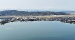 春めいてきた東郷池から残雪の大山山系、蒜山３座を遠望する＝８日、鳥取県湯梨浜町宮内の出雲山展望台上空から