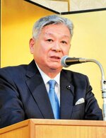 県議会議長就任の祝賀会で抱負を語る藤縄県議＝２０１９年、ＪＲ鳥取駅前のホテルニューオータニ鳥取