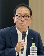 　報道陣のインタビューに応じるシャープの沖津雅浩社長＝１６日午後、堺市