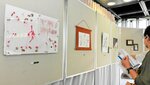 遊び心あふれる書道作品が並ぶ会場