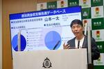 　記者会見で自身の政治資金について説明する群馬県の山本一太知事＝４月２４日、群馬県庁
