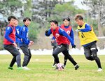 ドリブルを仕掛ける富樫（右）と競り合う大城（中央）＝オールガイナーレＹＡＪＩＮフィールド