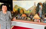 山本さんらが制作した摩尼寺詣での作品＝２５日、鳥取市覚寺の摩尼寺