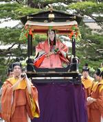 　色鮮やかな平安装束姿で出発する、葵祭のヒロイン「斎王代」の山内彩さん＝１５日午前、京都市上京区
